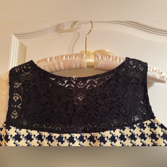 Black and Cream Sleeveless Women’s Blouse With Lace Details Size Large - Picture 4 of 5